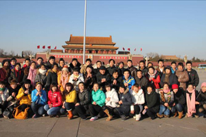 北京平台春节值班同仁在天安门前给家人拜年合影