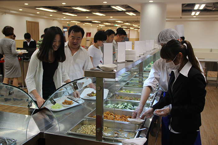 北京市医管局、多家著名医院和市公安局领导们  参观北京朝阳医院职工餐厅
